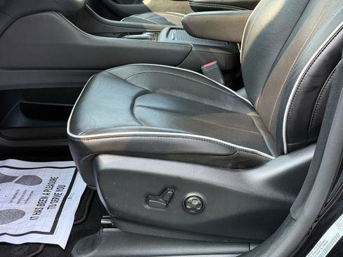 Used 2025 Chrysler Pacifica Limited FWD image 12