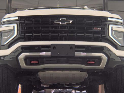 Used 2025 Chevrolet Suburban Z71 AWD/4WD image 4