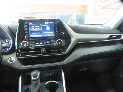 Used 2020 Toyota Highlander XLE FWD image 41