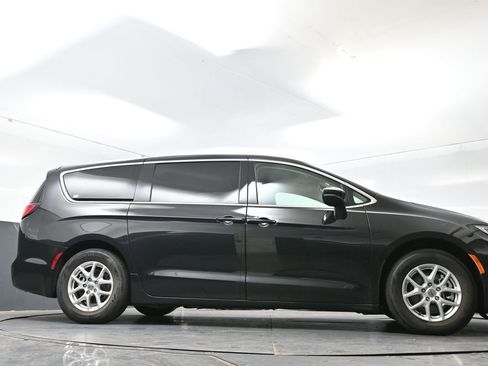 Used 2023 Chrysler Pacifica Touring-L FWD image 52