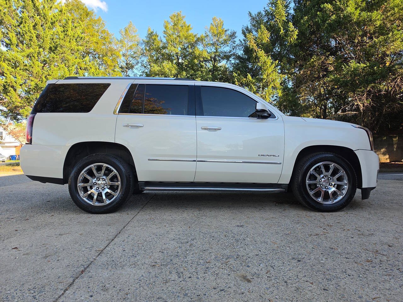 Used 2015 GMC Yukon Denali w/ Touring Package AWD/4WD image 2