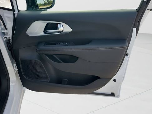 New 2026 Chrysler Pacifica Limited image 44
