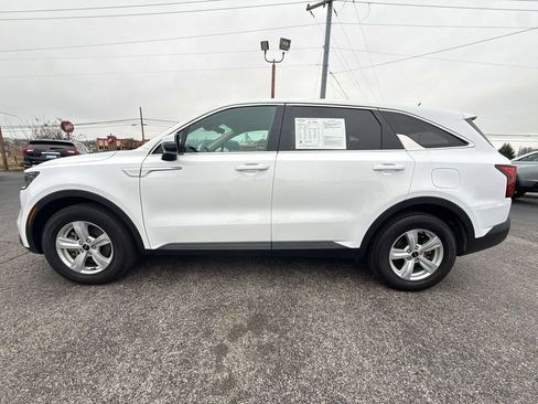 Used 2023 Kia Sorento LX image 4