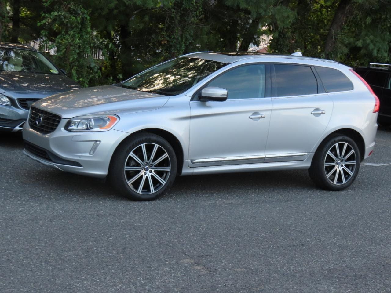 Used 2017 Volvo XC60 T6 Inscription w/ Climate Package AWD/4WD image 2