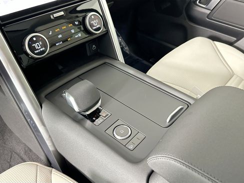 Used 2025 Land Rover Discovery S image 13