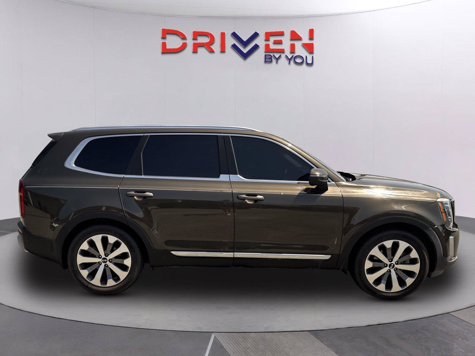 Used 2020 Kia Telluride EX w/ EX Premium Package AWD/4WD image 2