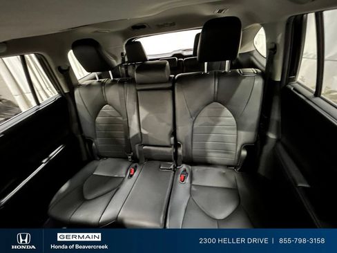 Used 2020 Toyota Highlander XLE AWD/4WD image 28
