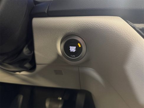 Used 2024 Chrysler Pacifica Touring-L image 29