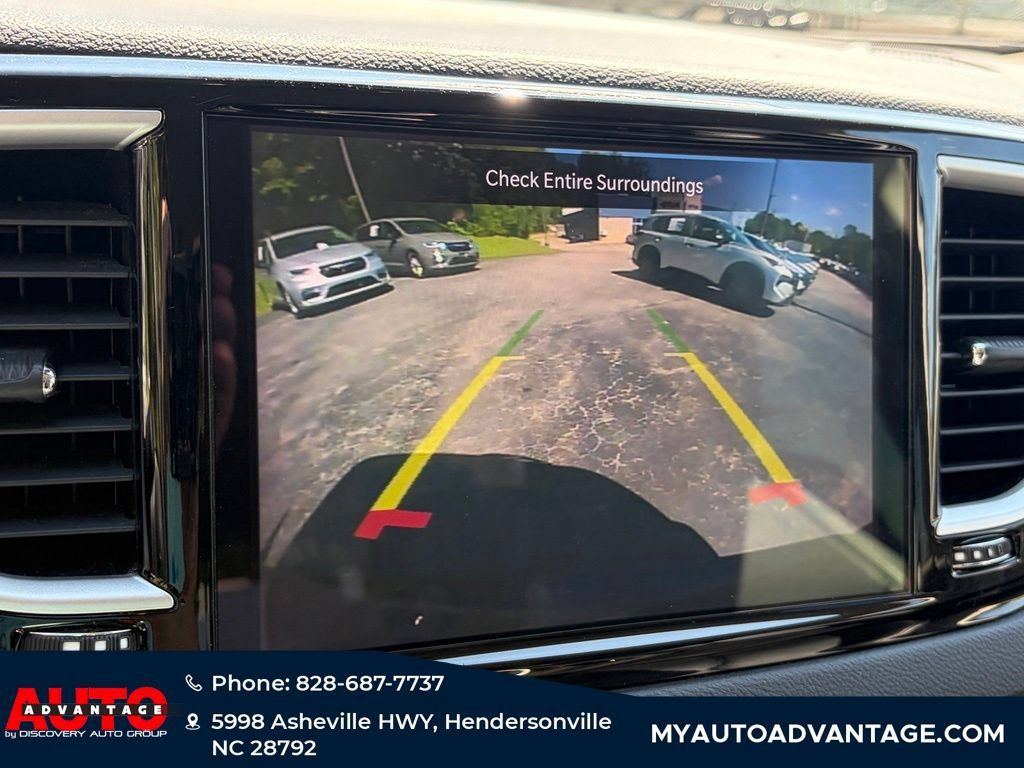 Used 2023 Chrysler Pacifica Touring-L FWD image 12