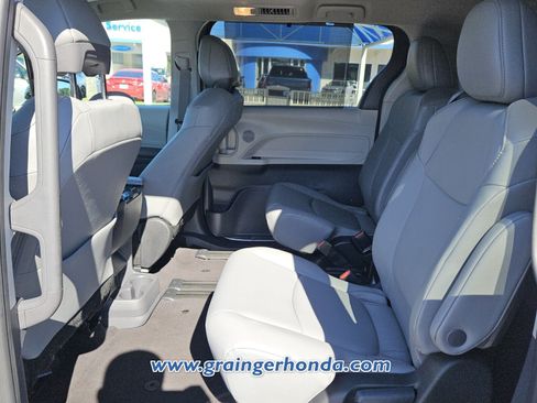 Used 2024 Toyota Sienna XLE FWD image 11