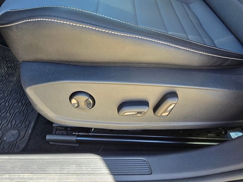 Used 2025 Volkswagen Jetta SE w/ Sunroof Package FWD image 17