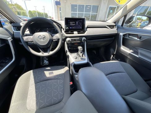 Used 2025 Toyota RAV4 XLE AWD/4WD image 2