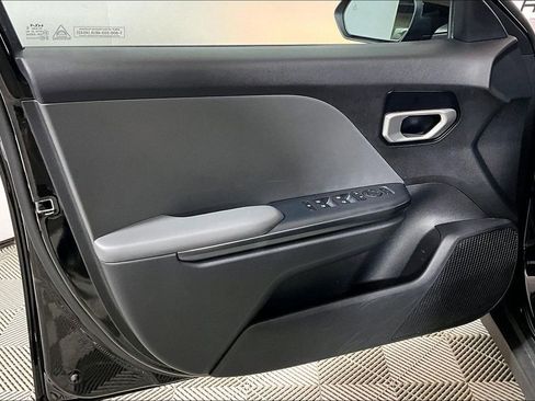Used 2025 Kia K4 LXS image 18