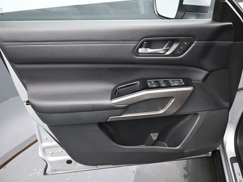 Used 2023 Nissan Pathfinder Platinum image 11