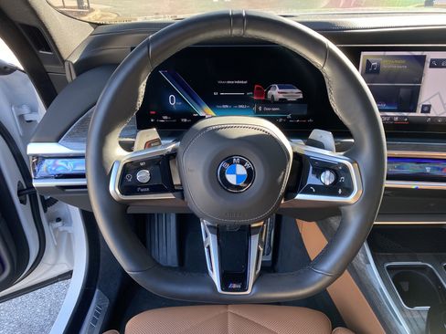 Used 2025 BMW 740i w/ Premium Package image 10