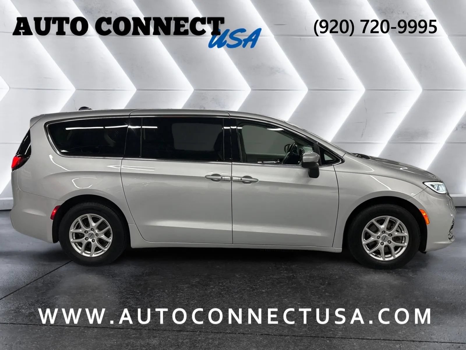Used 2023 Chrysler Pacifica Touring-L FWD image 6