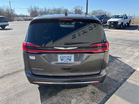 Used 2023 Chrysler Pacifica Touring-L FWD image 6
