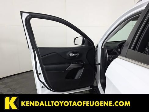 Used 2019 Jeep Cherokee Latitude Plus AWD/4WD image 22