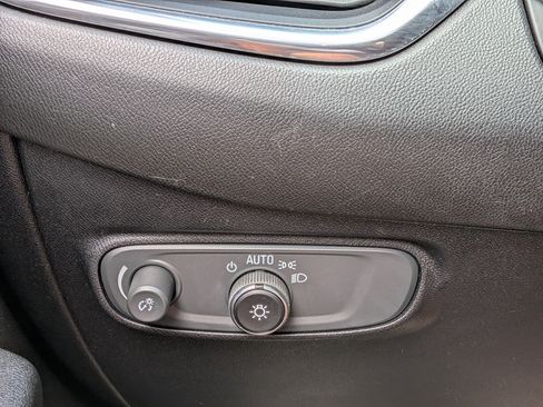 Used 2018 Chevrolet Equinox LT FWD image 25