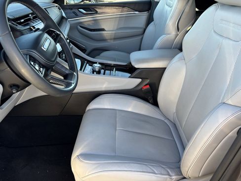 Used 2022 Jeep Grand Cherokee Overland image 12