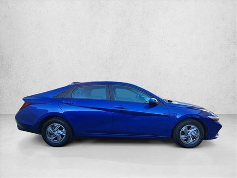 Used 2025 Hyundai Elantra SE image 4