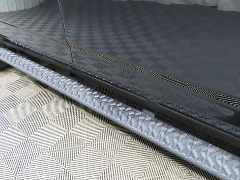 Used 2025 Chevrolet Suburban Z71 image 54