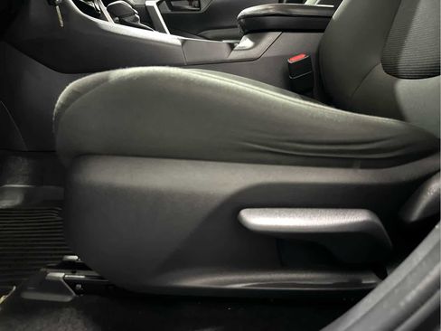 Used 2022 Toyota RAV4 LE image 11