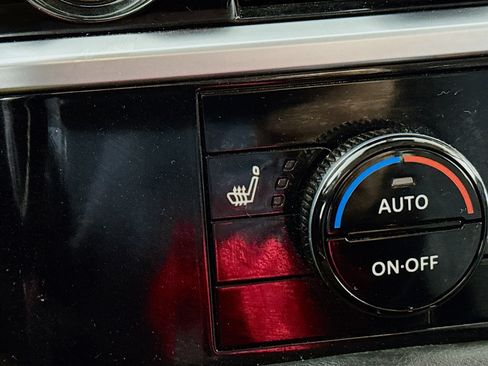 Used 2024 Nissan Pathfinder SV w/ Black Appearance Package image 4