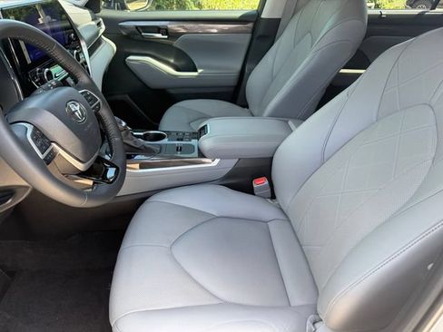 Used 2024 Toyota Highlander Platinum FWD image 9