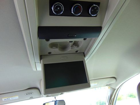 Used 2013 Chrysler Town & Country Touring FWD image 11