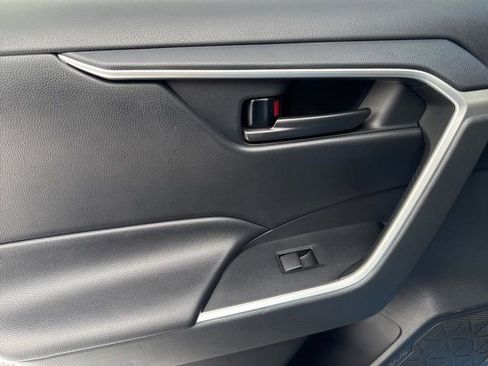Used 2019 Toyota RAV4 LE image 10