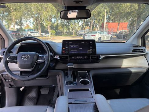 Used 2024 Toyota Sienna XLE image 32