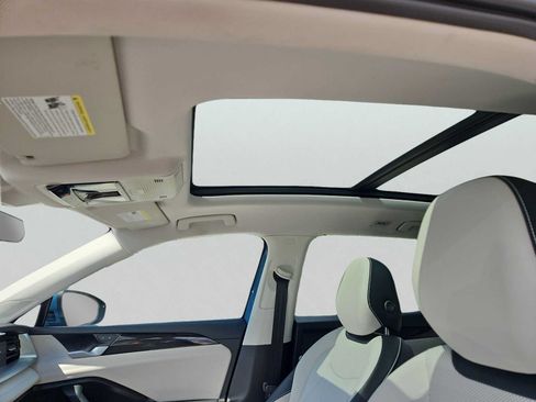 Used 2025 Volkswagen Tiguan SE w/ Panoramic Sunroof Package AWD/4WD image 15