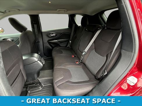 Used 2020 Jeep Cherokee Latitude w/ Cold Weather Group FWD image 22