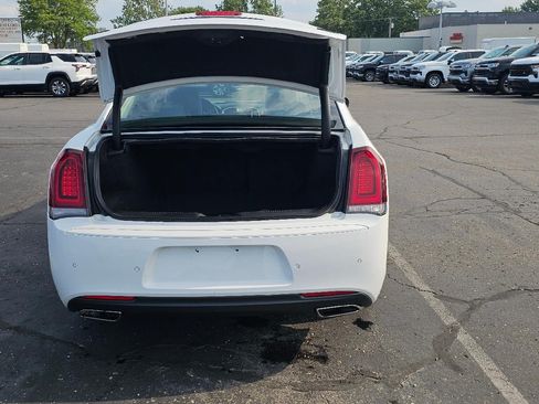 Used 2022 Chrysler 300 Touring L w/ Comfort Group AWD/4WD image 7