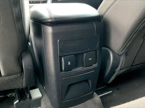 Used 2024 Ford Explorer XLT RWD image 36