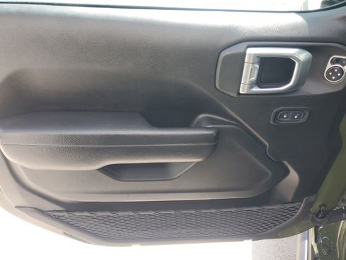 Used 2024 Jeep Wrangler Rubicon image 18