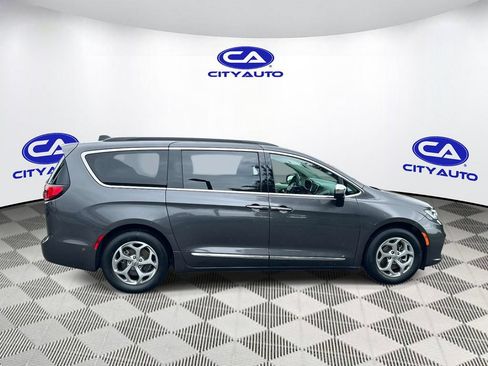 Used 2023 Chrysler Pacifica Limited FWD image 2