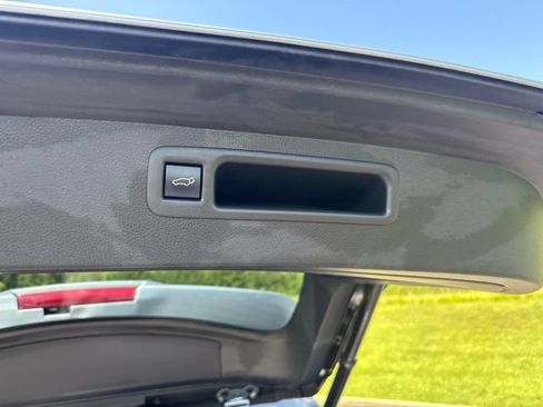 Used 2021 Toyota Highlander LE FWD image 12