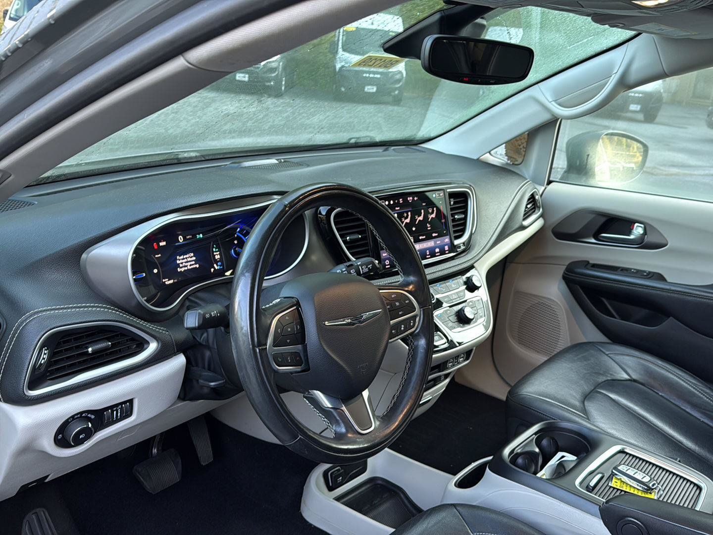 Used 2022 Chrysler Pacifica Touring-L w/ Uconnect Theater Family Group FWD image 12