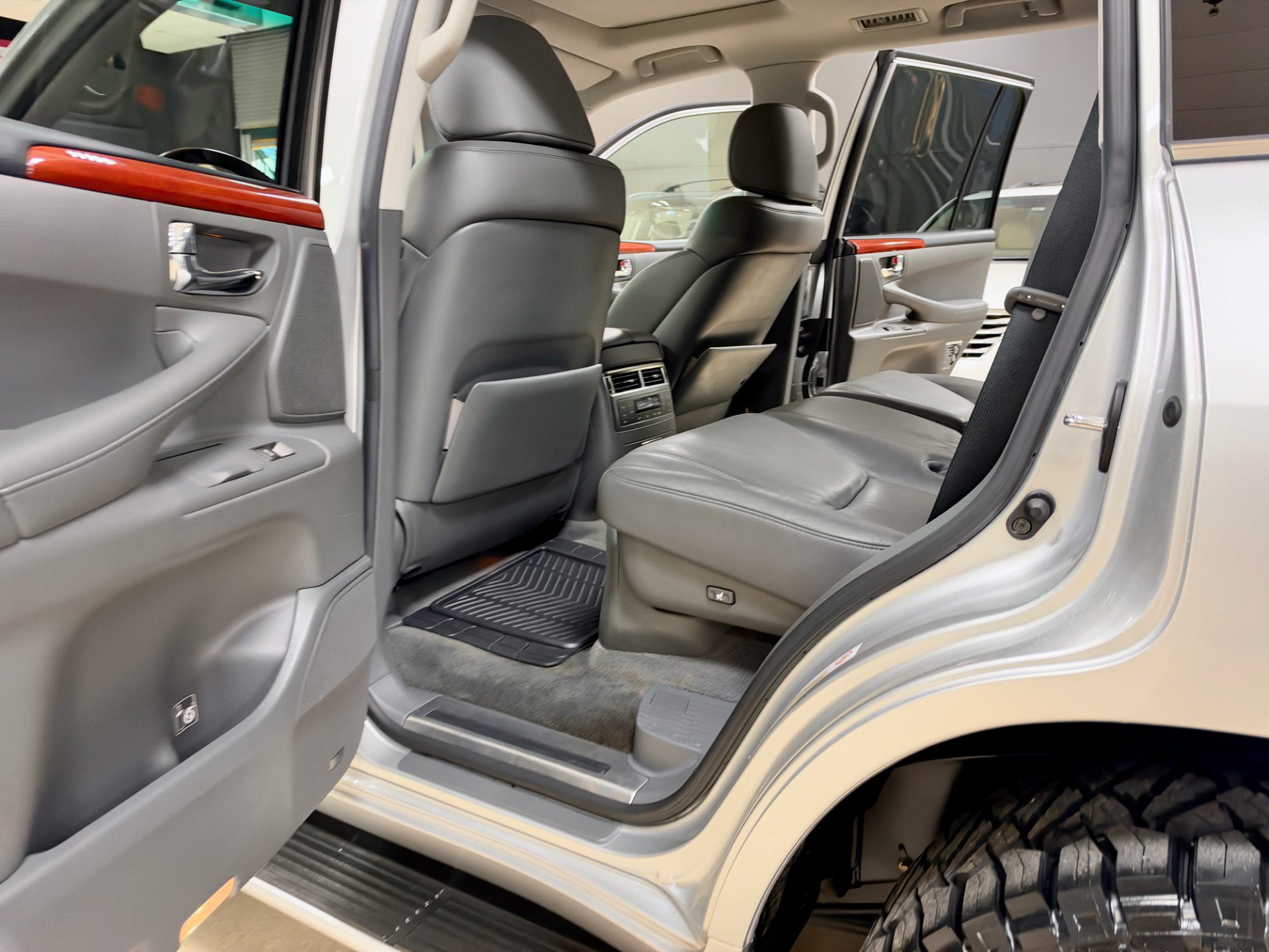 Used 2010 Lexus LX 570 4WD image 22