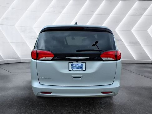 Used 2022 Chrysler Voyager LX FWD image 4
