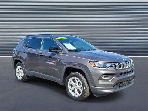 Used 2024 Jeep Compass Latitude image 2