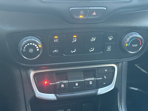 Used 2024 GMC Terrain SLE w/ Elevation Edition image 27