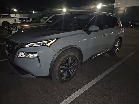 Used 2021 Nissan Rogue SL image 1