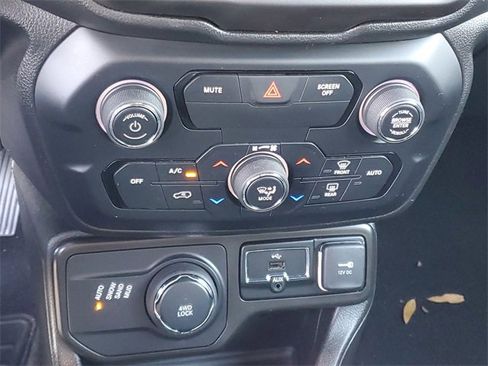 Used 2020 Jeep Renegade Altitude w/ UConnect 8.4 Nav Group image 24