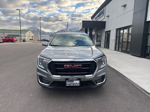 Used 2024 GMC Terrain SLE image 2