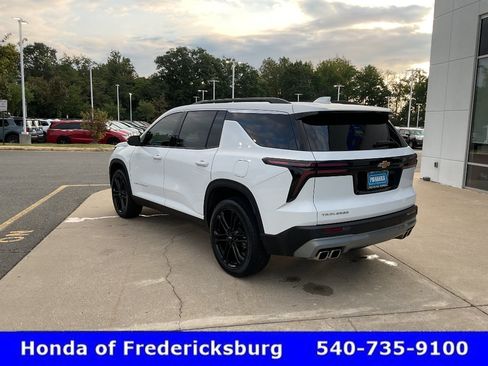 Used 2025 Chevrolet Traverse LT FWD image 4