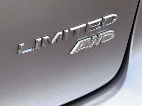 Used 2021 Chrysler Pacifica Limited AWD/4WD image 11