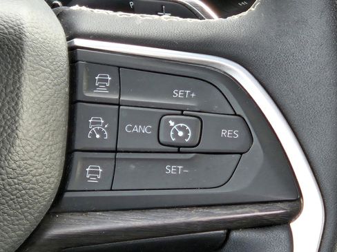 Used 2023 Jeep Grand Cherokee Limited image 15